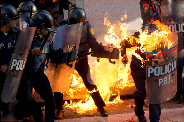 bombas molotov contra guardias y policia
