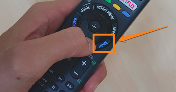 Bạn nhấn nút “Home” trên remote để vào lại giao diện chính của smart tivi.