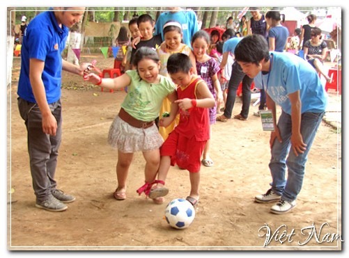 Bé học làm bộ đội, trinh sát, Việt Nam