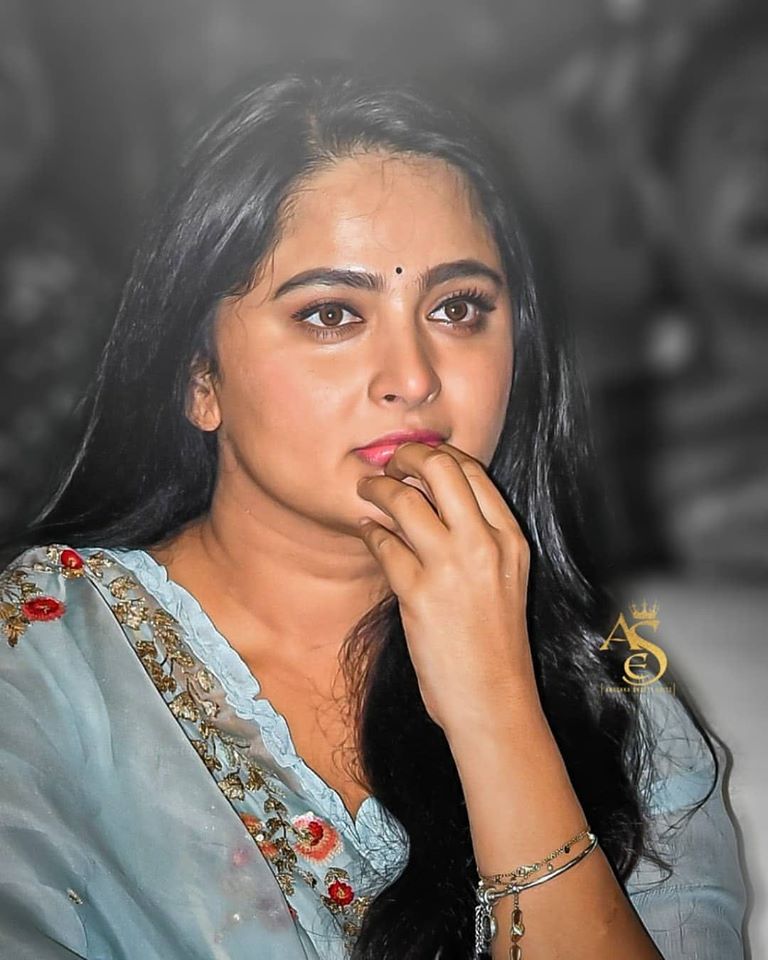 ACTRESS ANUSHKA SHETTY HOT PHOTOS & IMAGES