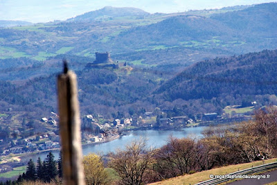 Le lac Chambon et le château de Murol