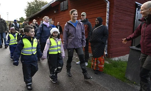 Princess Victoria is wearing a purple jacket by Houdini and Houdini green and black pants. Haglöfs L.I.M Proof jacket