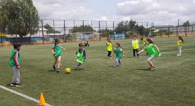 Actividades deportivas y recreativas en centros para niñas y niños