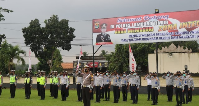 Kapolres Lampung Timur Didampingi Dandim 0429/Lamtim dan Pokdar Kamtibmas Melepas Bansos Peduli Covid-19