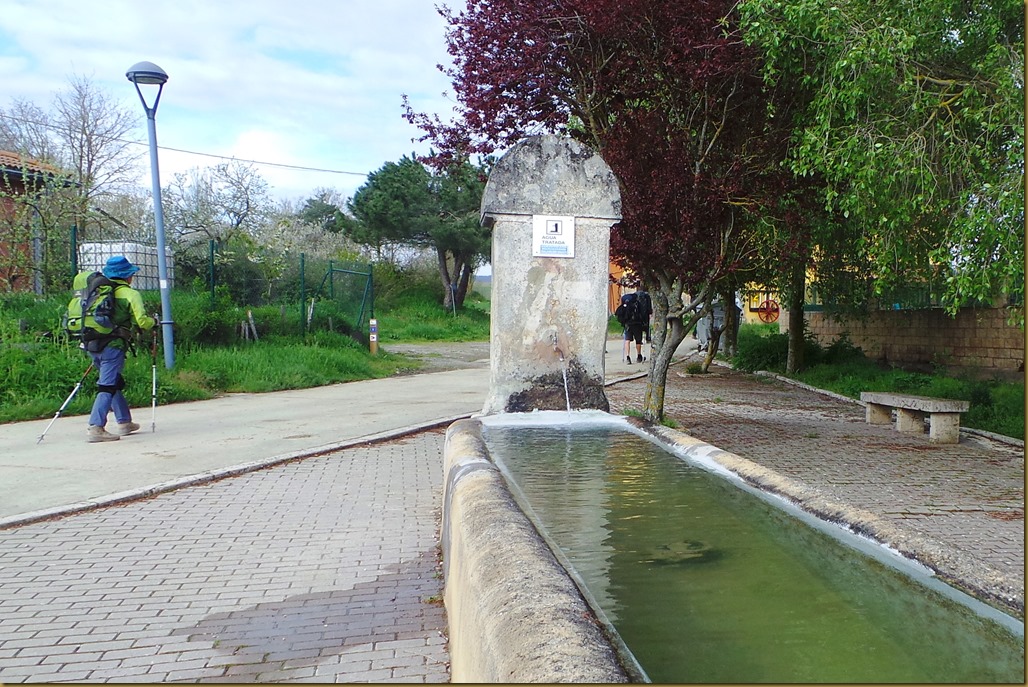 20180429_093216 Bebedouro em Espinosa del Camino