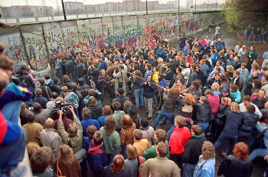 Ultimate Collection Of Rare Historical Photos. A Big Piece Of History (200 Pictures) - Berlin Wall