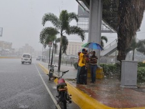 Onda tropical a asociada a sistema de baja presión podría convertirse en ciclón 