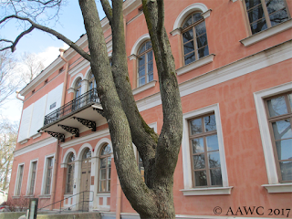 Villa Hakasalmi, a pink building with ornate windows