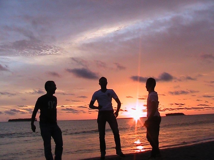 Matahari terbenam di Pantai Kata Pariaman Medianers