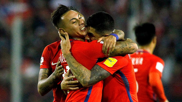 Chile festeja el gol de Eduardo Vargas vs. Ecuador