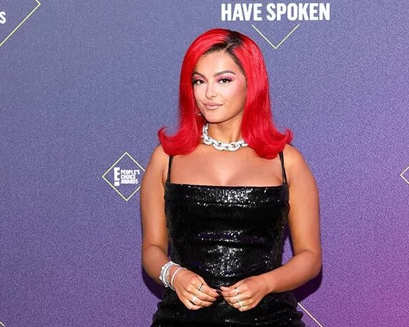 Bebe Rexha rivela come si sta preparando per il suo debutto cinematografico ai People's Choice Awards 2020