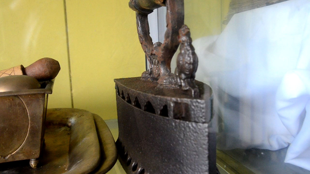 Setrika Kerajaan di Ruamg Pusaka Kerajaan Istana Surya Negara Setrika Kerajaan di Ruamg Pusaka Kerajaan Istana Surya Negara