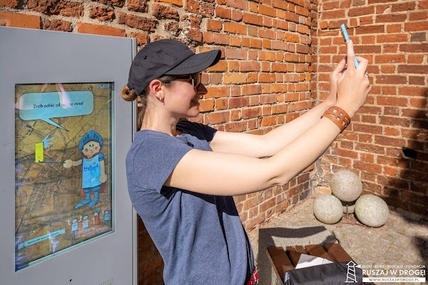 Kasia Marczewska robi selfie z Rycerzem Mariankiem w Zewnętrznym Muzeum Fortyfikacji w Malborku