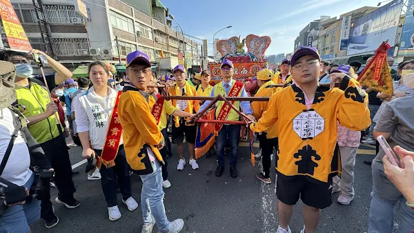 ▲彰化南瑤宮媽祖「徒步百年古香路」笨港進香潦溪活動，在信眾簇擁及陣頭引領下， 今天上午起駕， 展開八天七夜徒步百年古香路。（記者林明佑攝）