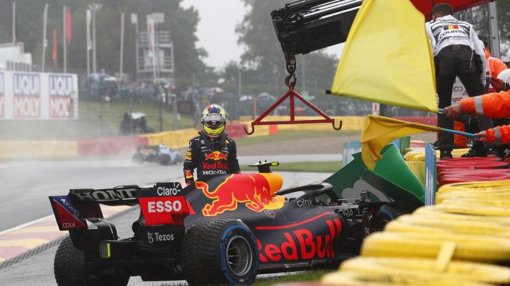 Checo Pérez quedó fuera del GP de Bélgica tras chocar en los calentamientos