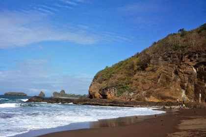 Wisata Watu Ulo, Traveling Pantai Bernuansa Mistis di Jember