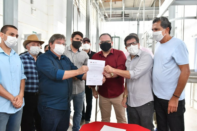 João Azevêdo visita pontos de vacinação e autoriza obras de pavimentação no Brejo paraibano