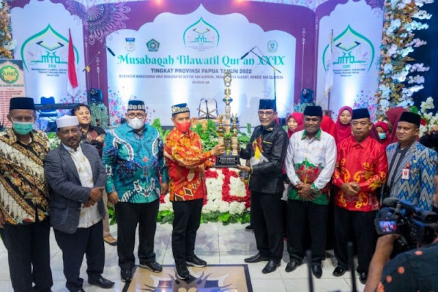 Sekda Papua Muhammad Ridwan Rumasukun saat penyerahan piala juara umum pada Kafilah Kota Jayapura di Aula Lembaga Pengembangan Tilawatil Qur’an (LPTQ) Kotaraja, Kota Jayapura, Jumat (5/8/2022)