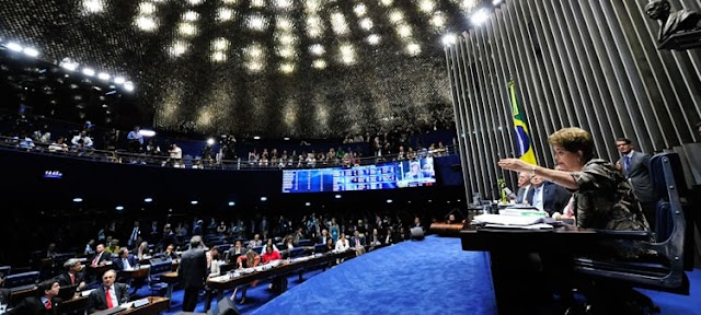 Maioria dos senadores discursa a favor do impeachment; votação será às 11h