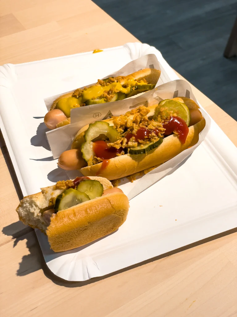 Hot-dog z Ikei. Restauracja Ikea. Jedzenie w Ikei.