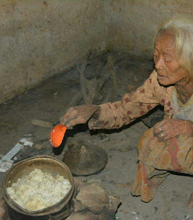 Mbah Gini, Lansia Yang Hidup Sebatang Kara