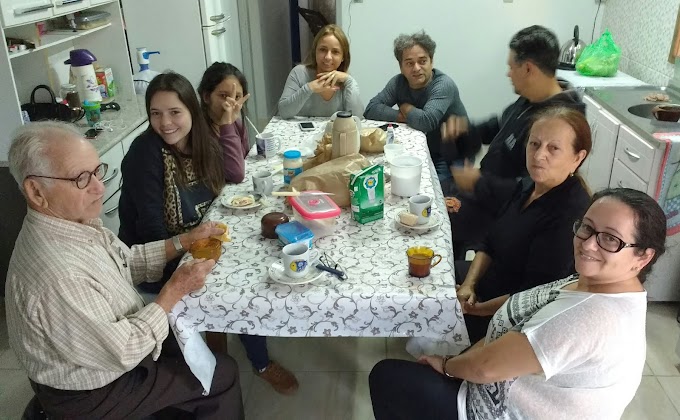 COM A FAMÍLIA CELEBRANDO A VIDA