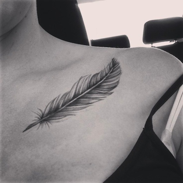 pena_tatuagem_perto_da_clavcula__tambm_uma_boa_colocaço