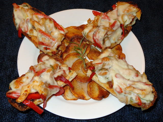 TIRITAS DE PECHUGA DE POLLO SALTEADAS CON CEBOLLA Y PIMIENTOS MORRONES ROJOS SOBRE PAN DE AJO CON PEREJIL PORCIONES: 2 INGREDIENTES 170g de pechuga de pollo cortado en tiritas finas 1 cebolla pequeña cortada en pluma 1 pimiento morrón rojo cortado en tiritas 1 cucharada de hojas de romero Sal y pimienta a su gusto 8 láminas de queso mozarela o el que usted guste 1 cucharada de queso rallado parmesano METODO Calentar una sartén con el aceite y dorar las tiritas de pollo. Agregar cebolla, pimientos, hojas de romero, sal, pimienta y cocinar por 2 minutos. INGREDIENTES PARA EL PAN DE AJO 1 pan largo de baguette, cortado por la mitad a lo ,largo 5 dientes de ajos picados 1 cucharada de mantequilla a temperatura ambiente 1 cucharada de aceite de oliva METODO Poner el ajo y perejil en un mortero y machacar bien formando una pasta. Añadir el aceite de oliva, mantequilla y mezclar bien. Poner la pasta de ajo con mantequilla en ambas caras interiores del pan. Poner el pan en una bandeja de hornear y dorarlo en el broiler del horno. HACER SANDWICH AVIERTO Encima de ambas partes interiores del pan, poner el pollo salteado con pimientos, queso laminado y queso rallado parmesano. Ponerlo en el horno para fundir el queso y dorar un poquito el queso parmesano. ESCALOPAS DE PAPAS DORADAS A LA SARTEN PORCIONES: 2 INGREDIENTES 1 papa bien lavada y cortada en rodajas finas con la piel 1 cucharada de aceite de oliva Sal y pimienta a su gusto METODO Secar bien las rodajas de papas con papel toalla. Poner en la sartén aceite de oliva y colocar las láminas de papas alrededor de la sartén con los bordes de una sobre la otra. Dorar las papas a fuego moderado.  Con la ayuda de un plato plano o el fondo de un recipiente de hornear queques ponerlo sobre las papas Y dar vuelta la sartén. Ahora empujar las papas con  con cuidado en la sartén para dorar el otro lado. Sazonar con sal, y pimienta. Servir con el sándwich abierto.
