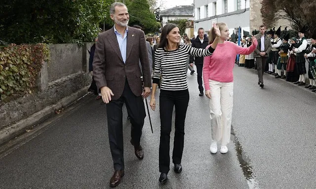 Crown Princess Leonor wore a fuchsia wool cashmere sweater by Laura Bernal. Queen Letizia wore stripe wool sweater by Boss