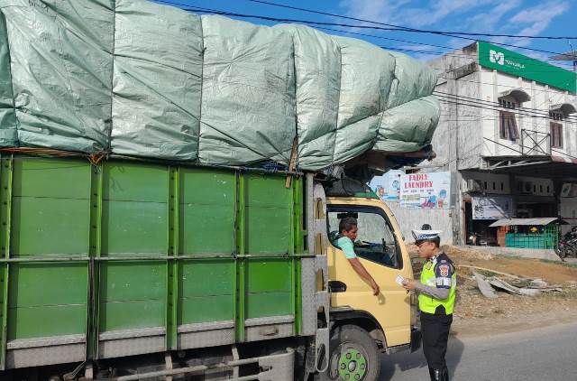 Satlantas Polres Aceh Timur Secara Humanis Tegur Pengemudi Mobil yang Melebihi Kapasitas