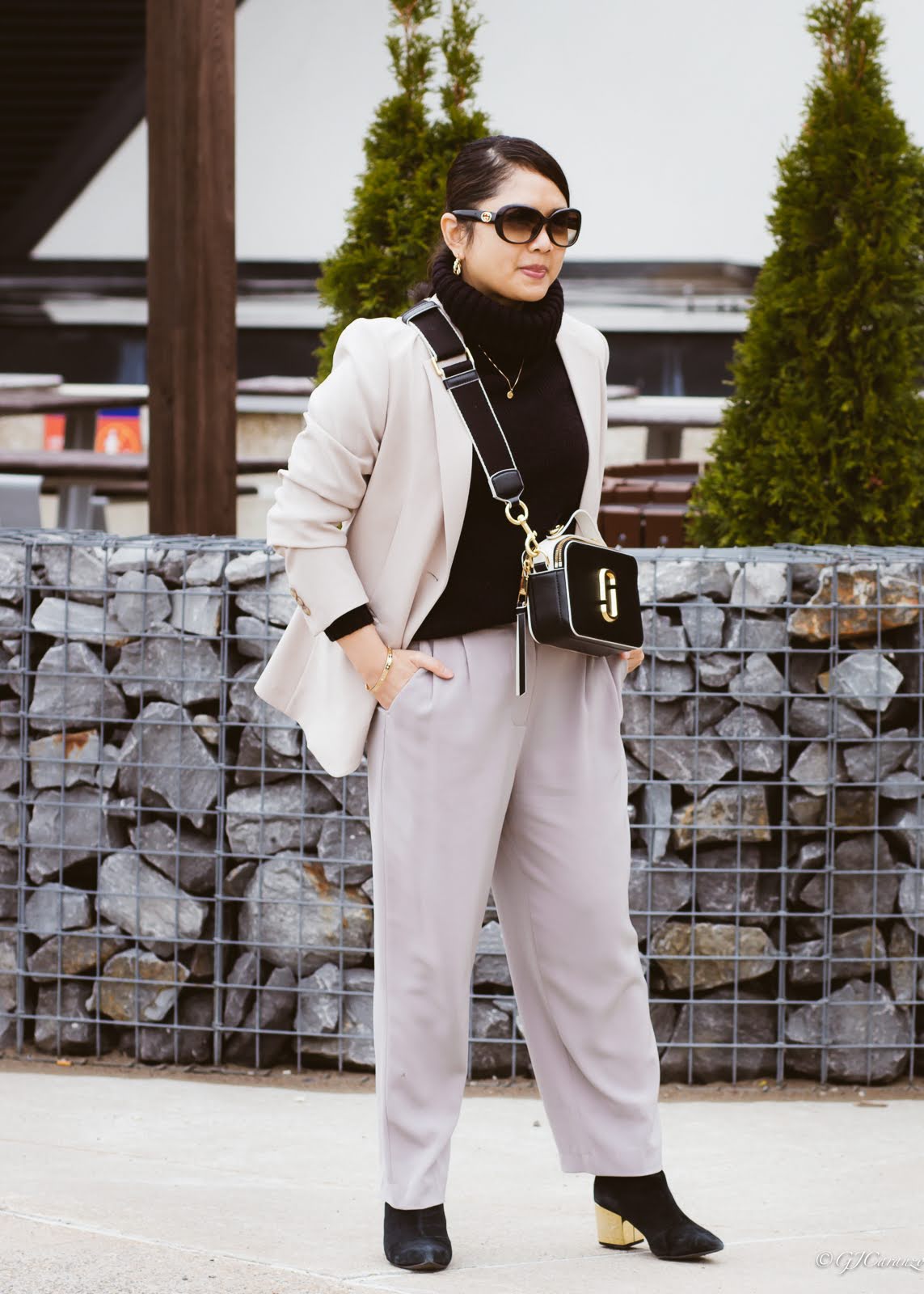 H&M Taupe Pants | Uniqlo Oversize Blazer | Marc Jacobs Sure Shot Bag | Uniqlo Turtleneck Sweater | Ray-Ban Polarized Sunglasses | Petite Fashion | Spring Outfit