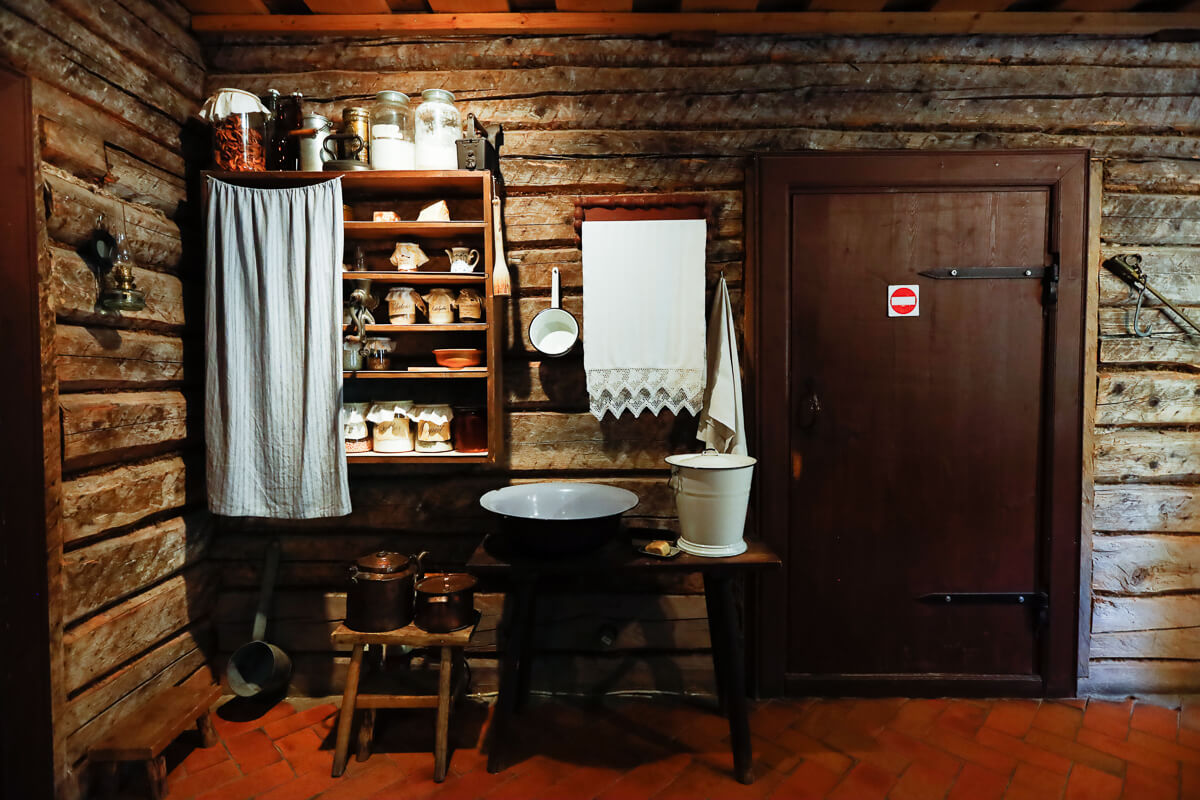 Skansen w Tallinie - kuchnia przy pokoju nauczycielskiem