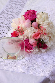 buchet cu flori roz inima si dantela