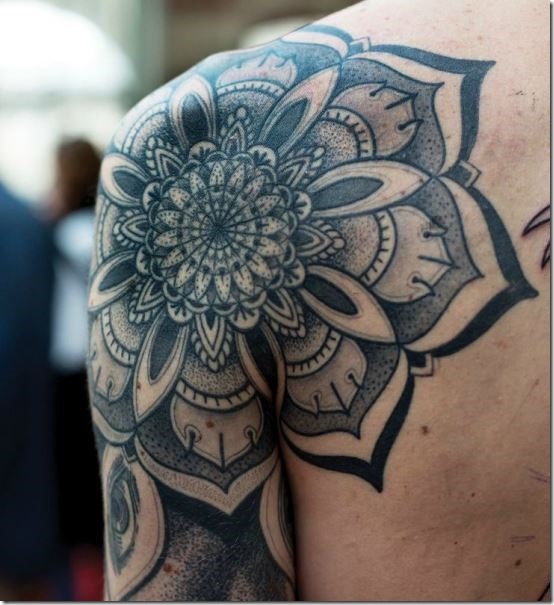 grand_floral_mandala_tatouage_sur_lpaule