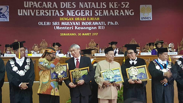 UNNES ; Anugrah Konservasi di Upaca Dies Natalis Ke-52 UNNES Semarang
