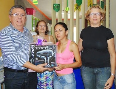 Curso de Cabeleireiro recebe Kit de Salão de Beleza do governo municipal de Carnaiba