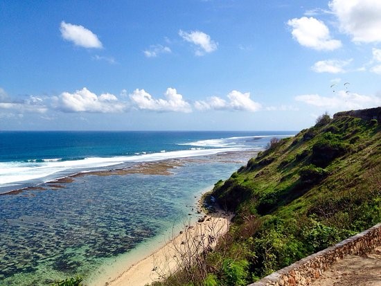 https://arahjalan.com/wp-content/uploads/2017/08/pantai-gunung-payung-view-atas.jpg