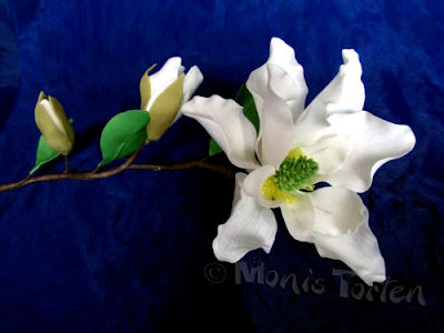 Magnolienzweig aus Blütenpaste
