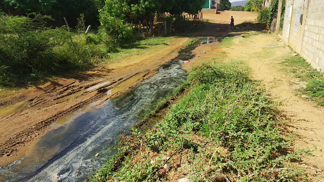 UN RÍO DE AGUAS NEGRAS CORRE POR LA CALLE UNO DE ANTONIO JOSÉ DE SUCRE