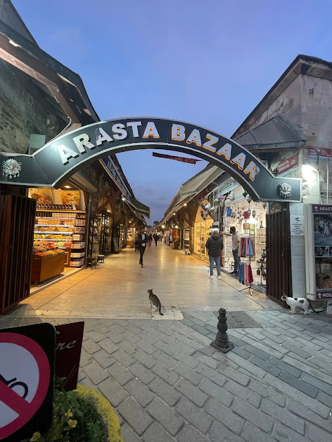 أراستا بازار في إسطنبول تاريخ وتراث تركي قديم يجتمع مع التسوق والتجربة الثقافية الفريدة