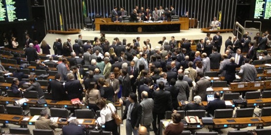 Fim do 14º e 15º salários é aprovado na Câmara dos Deputados