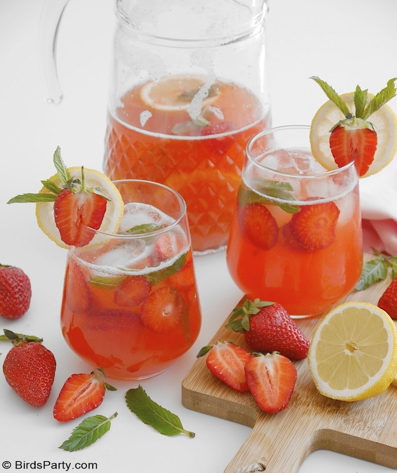 Homemade Strawberry Lemonade - quick, easy and delicious refreshing summer's drink to make at home for any celebration or party! by BirdsParty@Birdsparty #strawberry #lemonade #strawberrylemonade #drinks #cincin #cocktails #summerdrinks #summerrecipe #4thjule #memorialday #redwhitebluefood #motehrsday #strawberryrecipe