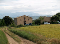 Claranès amb el seu cobert i al fons les Serres del Cadí i Queralt