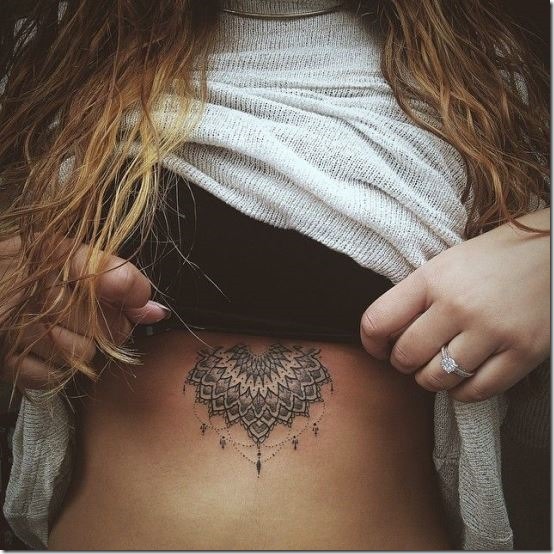 la_moiti_mandala_sous_la_poitrine_tatouage