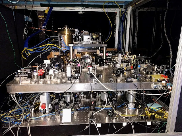 Una breve historia del tiempo  Mejorar la precisión y exactitud de la medición del tiempo ha sido un objetivo desde que los antiguos egipcios y chinos fabricaban relojes de sol.  En 1656 se produjo un gran avance con la invención del reloj de péndulo, que se basa en un peso oscilante para dar la hora, y unas décadas más tarde los cronómetros eran lo suficientemente precisos como para determinar la longitud de un barco en el mar.  A principios del siglo XX aparecieron los relojes de cuarzo, que al ser sacudidos con electricidad resuenan a frecuencias muy específicas y elevadas, o sea, a un número de tics por segundo.  Los relojes de cuarzo son omnipresentes en la electrónica moderna, pero siguen siendo algo susceptibles a las variaciones causadas por el proceso de fabricación o por condiciones como la temperatura.  El siguiente gran salto en la medición del tiempo se produjo al aprovechar los movimientos de los átomos energizados para desarrollar relojes atómicos, que son inmunes a los efectos de esas variaciones ambientales.  Los físicos saben que una sola frecuencia muy alta hará que las partículas llamadas electrones que orbitan alrededor del núcleo de un tipo específico de átomo salten a un estado de mayor energía, encontrando una órbita más alejada del núcleo.