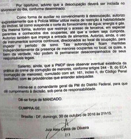 Isolamento físico e privação de sono estavam entre as técnicas de interrogatório permitidas pela agência de inteligência dos EUA (CIA) para combater o terrorismo depois dos ataques de 11 de setembro de 2011. Em junho de 2015, o Senado americano votou pelo banimento da prática contra investigados, identificada e denunciada pela Organização Não-Governamental Human Rights Watch .

A fórmula, agora, foi autorizada por um juiz do Distrito Federal para forçar um grupo de estudantes a desocupar uma escola. Para acabar com a invasão de estudantes no colégio em Taguatinga, o juiz Alex Costa de Oliveira, da Vara da Infância e Juventude do Tribunal de Justiça do Distrito Federal determinou corte de água e energia, isolamento físico e utilização de instrumentos sonoros para impedir o sono.