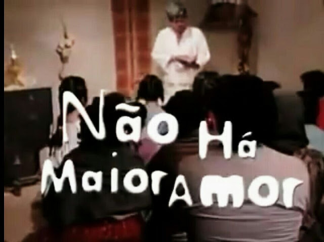 Pessoas dentro de uma Igreja (Filme Evangélico Não Há Maior Amor)