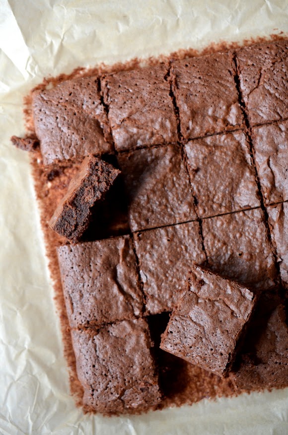 Bild von quadratisch geschnittenen Brownie-Stücken.