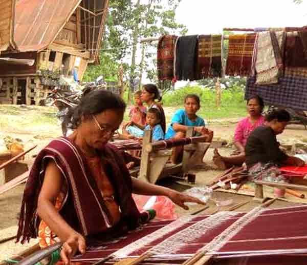 Mengenal Kain  Ulos  Batak dan Beberapa Kerajinan  Tenun 