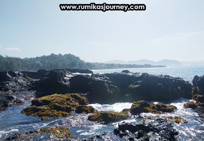 suasana di pantai karang hawu sukabumi